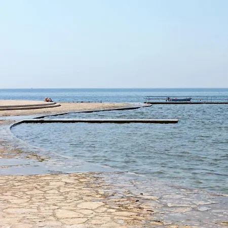 בית הארחה And By The Sea - 7132