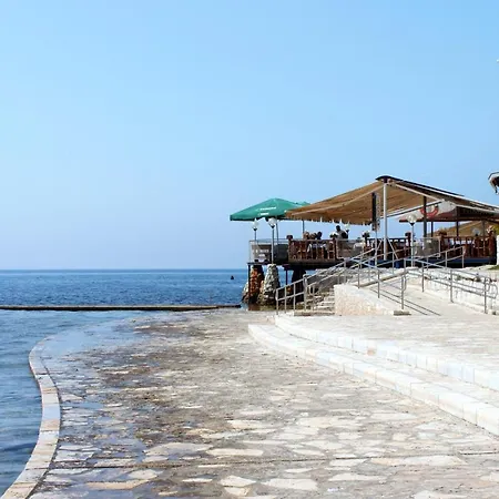 And By The Sea - 7132 בית הארחה