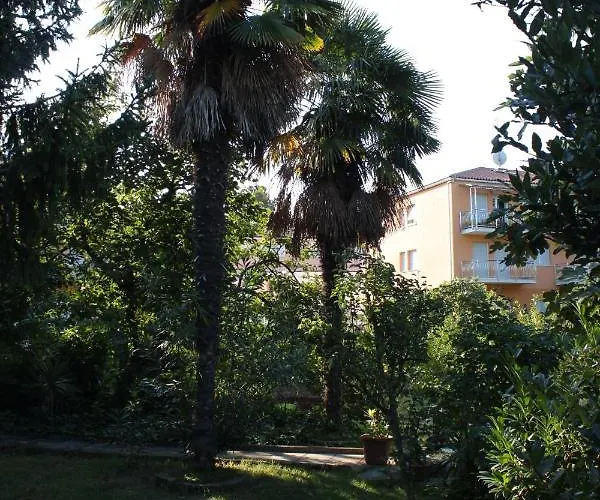 And By The Sea - 7132 Penzion